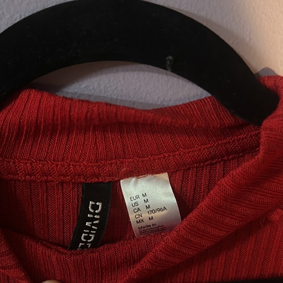 🌷2/10🌷 H&M red long sleeve size medium - Picture 2 of 3